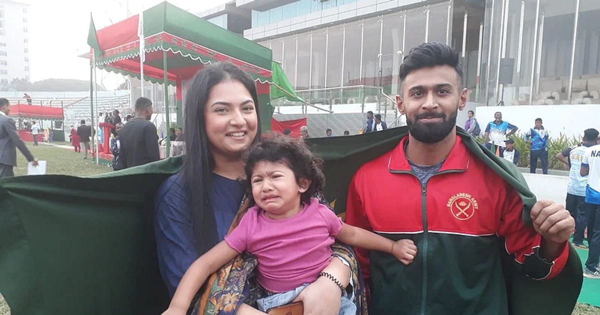 A Pakistani who shows her love for the Bangladeshi flag
