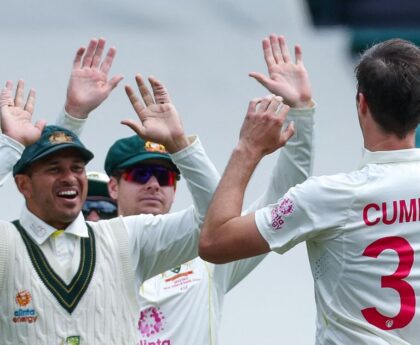 Australia claim South Africa's three wickets as Sydney Test resumes
