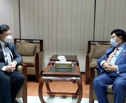 Chinese Foreign Minister stayed in Dhaka, met Momen