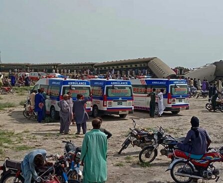 At least 15 killed in train derailment in southern Pakistan