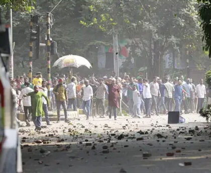 Chase and retaliation by police-BNP at Kakrail intersection, tear gas used