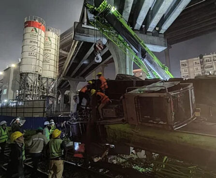 The train derailed after colliding with the crane, rail communication came to a standstill.