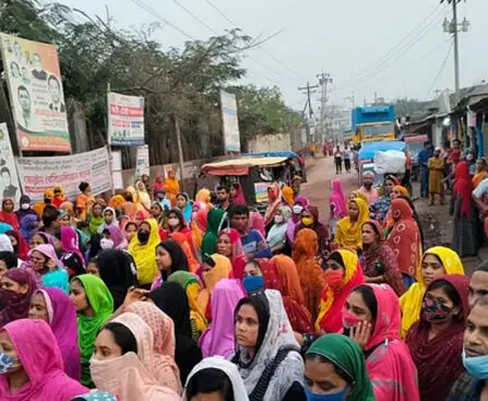 RMG workers blocked Ghazipur road demanding dues and Eid bonus