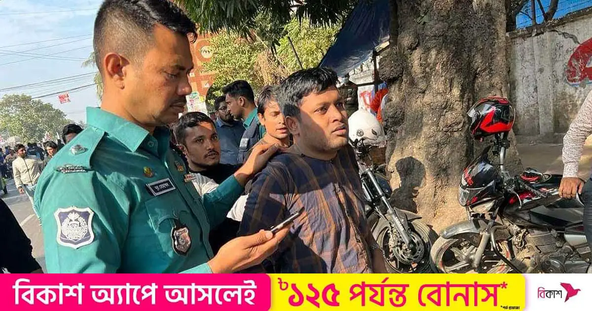 Supporters of the ruling party in Bangladesh beat up 5 opposition activists.  then hand them over to the police