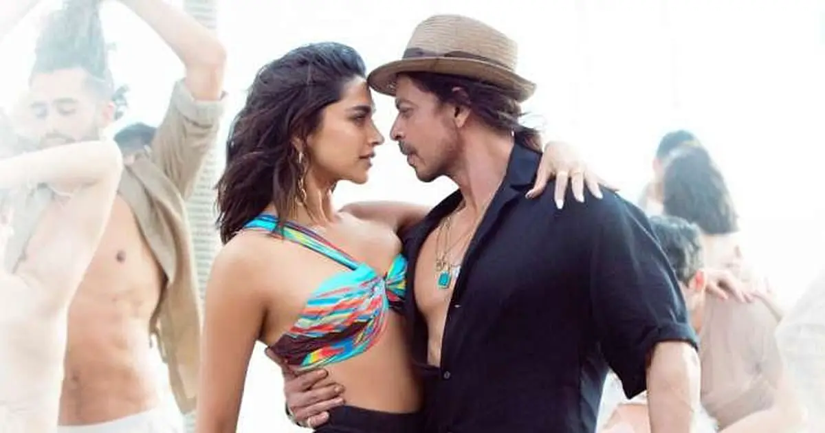 Shah Rukh-Deepika's chemistry raises the temperature in 'Besharam Rang'
