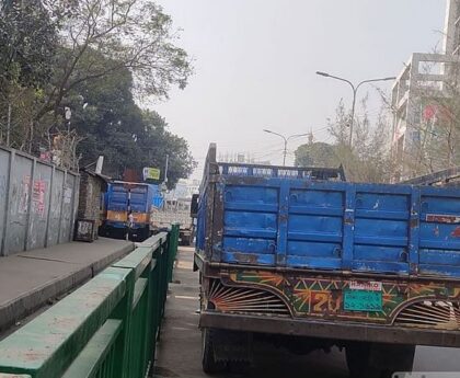 DNCC is making rickshaw lane outside Tejgaon truck stand to stop illegal parking