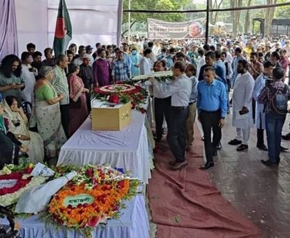 People paying tribute to Zafarullah Chaudhary at Shaheed Minar