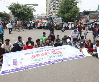 Students of seven colleges of Dhaka blocked the Neelkhet square